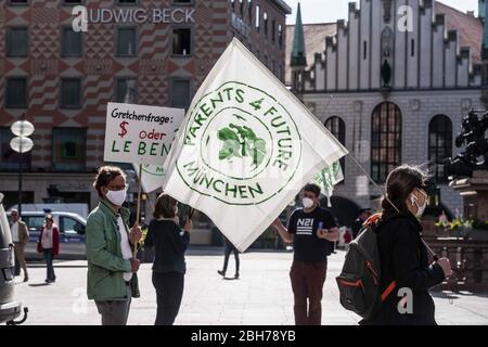 Monaco, Baviera, Germania. 24 Aprile 2020. Secondo severe normative e il monitoraggio da parte della polizia per il numero di partecipanti e le distanze, sotto 20 dai genitori per il futuro dimostrato per il clima a Monaco di Baviera Marienplatz in Germania, utilizzando motti come ''la protezione del clima è democratica' Credit: Sachelle Babbar/ZUMA Wire/Alamy Live News Foto Stock
