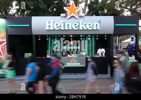 KAOHSIUNG, TAIWAN -- 19 FEBBRAIO 2018: Una bancarella all'aperto della birreria Heineken vende bevande alcoliche durante un evento all'aperto. Foto Stock