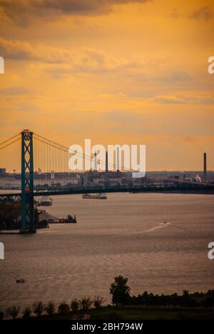 L'Ambassador Bridge a Detroit al tramonto Foto Stock