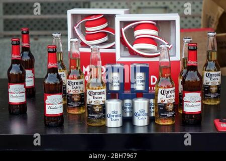 KAOHSIUNG, TAIWAN -- 19 FEBBRAIO 2018: Uno stand promozionale vende birra Budweiser e Corona in bottiglie e lattine. Foto Stock