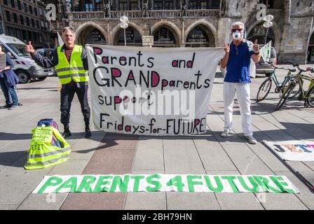Monaco, Baviera, Germania. 24 Aprile 2020. Secondo severe normative e il monitoraggio da parte della polizia per il numero di partecipanti e le distanze, sotto 20 dai genitori per il futuro dimostrato per il clima a Monaco di Baviera Marienplatz in Germania, utilizzando motti come ''la protezione del clima è democratica' Credit: Sachelle Babbar/ZUMA Wire/Alamy Live News Foto Stock