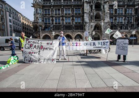 Monaco, Baviera, Germania. 24 Aprile 2020. Secondo severe normative e il monitoraggio da parte della polizia per il numero di partecipanti e le distanze, sotto 20 dai genitori per il futuro dimostrato per il clima a Monaco di Baviera Marienplatz in Germania, utilizzando motti come ''la protezione del clima è democratica' Credit: Sachelle Babbar/ZUMA Wire/Alamy Live News Foto Stock