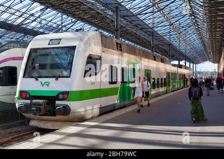 Helsinki, Finlandia - giugno 18 2019: Un treno VR classe SM4 EMU gestito da "VR Group" alla stazione ferroviaria di Helsinki. Foto Stock