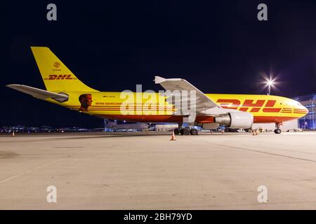 Stoccarda, Germania – 6 dicembre 2019: Aereo DHL Airbus A300-600F all'aeroporto di Stoccarda (Str) in Germania. Airbus è un produttore europeo di aeromobili Foto Stock