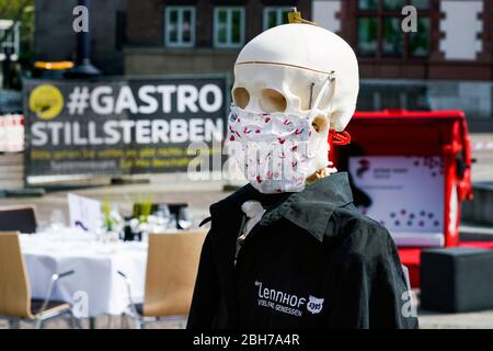 Dortmund, 24.04.2020: Leere Tische, Stühle und Betten auf dem Friedensplatz a Dortmund. Nach einem Aufruf des DEHOGA (Deutscher Hotel- und Gaststättenverband) haben sich Gastronomiebetriebe unter dem motto STILLSTERBEN zusammengetan, um an der Protestaktion teilzunehmen, mit der sie auf die Lage ihrer Betriebe auf die Folgen der Corona-Beschränkungen in Corksam der Corfsrise-Kauksam. --- Dortmund, 24 aprile 2020: Tavoli, sedie e letti vuoti sulla Friedensplatz di Dortmund. A seguito di una chiamata da DEHOGA (Associazione tedesca di Hotel e ristoranti), gli stabilimenti di catering sono venuti t Foto Stock