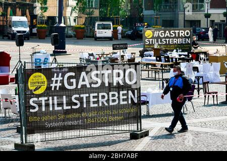 Dortmund, 24.04.2020: Leere Tische, Stühle und Betten auf dem Friedensplatz a Dortmund. Nach einem Aufruf des DEHOGA (Deutscher Hotel- und Gaststättenverband) haben sich Gastronomiebetriebe unter dem motto STILLSTERBEN zusammengetan, um an der Protestaktion teilzunehmen, mit der sie auf die Lage ihrer Betriebe auf die Folgen der Corona-Beschränkungen in Corksam der Corfsrise-Kauksam. --- Dortmund, 24 aprile 2020: Tavoli, sedie e letti vuoti sulla Friedensplatz di Dortmund. A seguito di una chiamata da DEHOGA (Associazione tedesca di Hotel e ristoranti), gli stabilimenti di catering sono venuti t Foto Stock