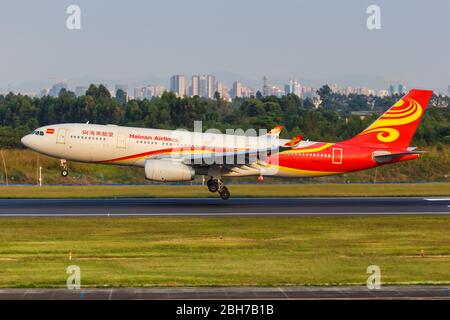 Chengdu, Cina – 22 settembre 2019: Aeroplano Hainan Airlines Airbus A330-200 all'aeroporto di Chengdu (CTU) in Cina. Airbus è un velivolo di produzione europea Foto Stock