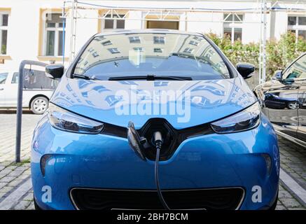 Berlino, Germania. 10 aprile 2020. Una vettura elettrica Renault è in carica. Credit: Annette Riedl/dpa-Zentralbild/ZB/dpa/Alamy Live News Foto Stock