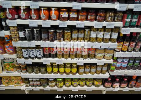 Dubai Emirati Arabi Uniti Dicembre 2019 Pickles Turchi tradizionali di frutta e verdura varie. Vasetti di Pickles salati su un ripiano del negozio. Barbabietola, Olive, Cabba Foto Stock