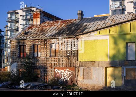 Vecchio edificio fatiscente nel mezzo del nuovo quartiere residenziale di Järvenpää, Finlandia Foto Stock