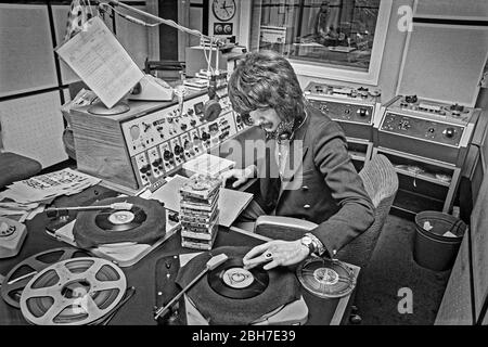 BBC DJ 'The Baron' a radio Manchester nei primi giorni della stazione. Il Barone ha anche fatto lo spettacolo "The Baron At Large" su radio 1 sabato a pranzo. Foto Stock