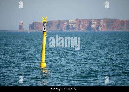 23 aprile 2020, Schleswig-Holstein, Helgoland: Una tonnellata segna l'area di un campo di prova al largo dell'isola di Helgoland. I ricercatori vogliono testare nuovi dispositivi al largo dell'isola di Helgoland. Foto: Sina Schuldt/dpa - ATTENZIONE: Questa foto è già stata inviata da dpa via radio Foto Stock