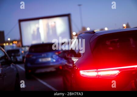 Chemnitz, Germania. 22 aprile 2020. I visitatori possono guardare "le Cronache dei canguri" al cinema drive-in di Chemnitz. Per la prima volta dall'inizio delle restrizioni di contatto c'è un cinema in città. Fino a 230 veicoli possono parcheggiare sulla piazza davanti allo schermo di 200 metri quadrati o sulla parete LED di 50 metri quadrati. Fino al 25 giugno, ci sarà un film per bambini e famiglia ogni giorno alle 5 e il programma serale alle 8. Il venerdì e il sabato ci sarà un film di mezzanotte dalle 23:00. Credit: Jan Woitas/dpa-Zentralbild/dpa/Alamy Live News Foto Stock