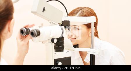 medico oftalmologo in laboratorio ottico di esame con paziente femminile. Occhio Foto Stock
