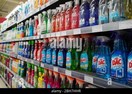 Detergenti, spray, liquidi detergenti detergenti in vendita su Supermarket Stand. Bottiglie con prodotti per la pulizia di Casa di vari uomo Foto Stock
