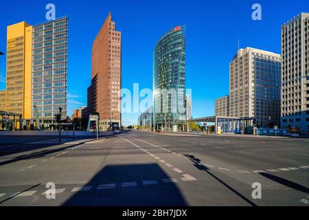 19 aprile 2020, Berlino: Potsdamer Platz a Berlino con una splendida giornata primaverile in un meraviglioso clima imperiale e cielo blu con la Torre Kollhoff, l'alta rete della Deutsche Bahn e il Beisheim Centre. | utilizzo in tutto il mondo Foto Stock