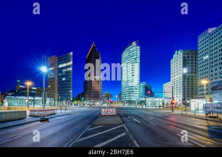 20 aprile 2020, Berlino: Potsdamer Platz a Berlino ha avuto un'ora di primavera blu in una bella serata di primavera con la Kollhoff Tower, la Deutsche Bahn alta e il Beisheim Centre. | utilizzo in tutto il mondo Foto Stock