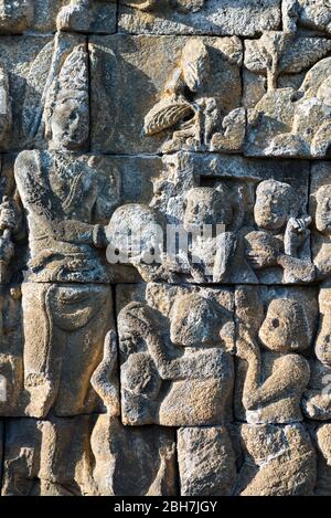 Bassorilievi sul tempio di Borobudur, Java, Indonesia Foto Stock