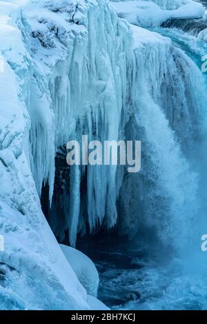 Primo piano del fiume islandese ghiacciato Skjalfandafljot che scorre sulla cascata Godafoss in inverno. Ancora scorre forte ma neve coperta e sott'anguito Foto Stock