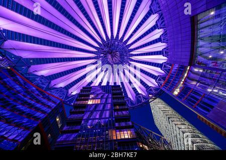 20 aprile 2020, Berlino: Il tetto a cupola ovale illuminato nel forum del Sony Center su Potsdamer Platz la sera. Il grattacielo della Deutsche Bahn è sulla destra. | utilizzo in tutto il mondo Foto Stock