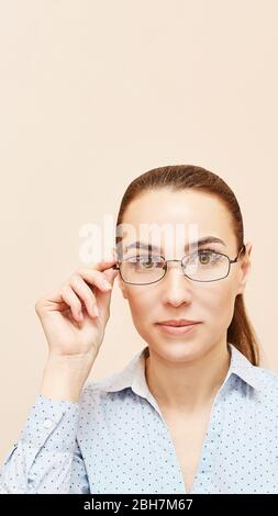 medico oftalmologo in laboratorio di esame ottico con paziente femminile. Cura degli occhi Foto Stock