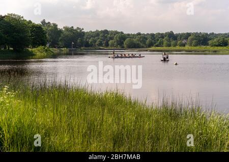 Una squadra di equipaggio della Phillips Exeter Academy si schiera a Exeter, il fiume Squamscott del New Hampshire. Foto Stock