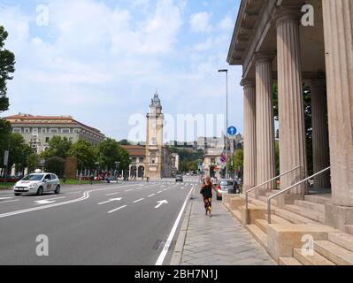 Bergamo, Italia - 06 agosto 2019: Persone che camminano per le strade nella parte bassa della città di Bergamo con vista sulla città fortificata nel backgro Foto Stock