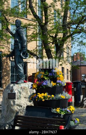 Windsor, Berkshire, Regno Unito. 24 aprile 2020. Il Memoriale di una Guardia Irlandese a Windsor al sole di prima mattina. Oggi le temperature sono impostate per salire a 22 gradi a Windsor. Credit: Maureen McLean/Alamy Live News Foto Stock