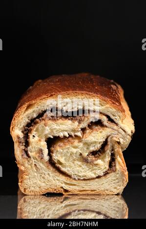 Pane di Pasqua rumeno Cozonac su sfondo nero Foto Stock