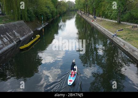 Berlino, Germania. 24 Aprile 2020. Un rematore stand-up è solitario sul Landwehrkanal. Credit: Jörg Carstensen/dpa/ZB/dpa/Alamy Live News Foto Stock