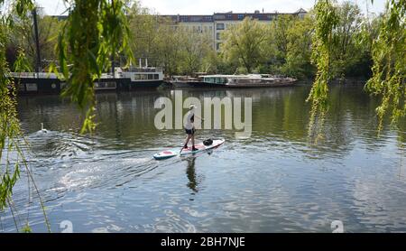 Berlino, Germania. 24 Aprile 2020. Un rematore stand-up è solitario sul Landwehrkanal. Credit: Jörg Carstensen/dpa/ZB/dpa/Alamy Live News Foto Stock