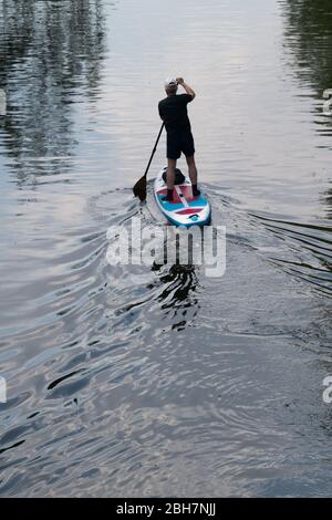 Berlino, Germania. 24 Aprile 2020. Un rematore stand-up è solitario sul Landwehrkanal. Credit: Jörg Carstensen/dpa/ZB/dpa/Alamy Live News Foto Stock