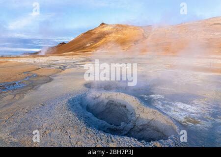 Fanghiglia e solfataras nella zona geotermica di Hverir vicino al lago Myvatn, Islanda settentrionale Foto Stock