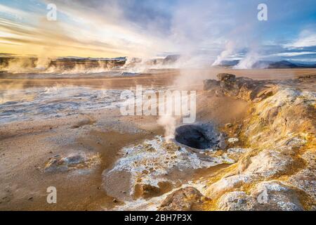 Fanghiglia e solfataras nella zona geotermica di Hverir vicino al lago Myvatn, Islanda settentrionale Foto Stock