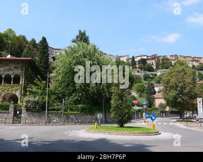Bergamo, Italia - 06 agosto 2019: Rotonda nella parte bassa della città di Bergamo con vista sulla città fortificata sullo sfondo Foto Stock