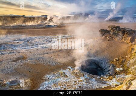 Fanghiglia e solfataras nella zona geotermica di Hverir vicino al lago Myvatn, Islanda settentrionale Foto Stock