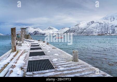 Idilliaco paesaggio invernale sull'Arcipelago di Sommarøy idilliaco paesaggio invernale sull'Arcipelago di Sommarøy, nella Norvegia settentrionale, vicino a Tromsoe Foto Stock