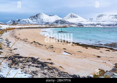 Idilliaco paesaggio invernale sull'Arcipelago di Sommarøy idilliaco paesaggio invernale sull'Arcipelago di Sommarøy, nella Norvegia settentrionale, vicino a Tromsoe Foto Stock