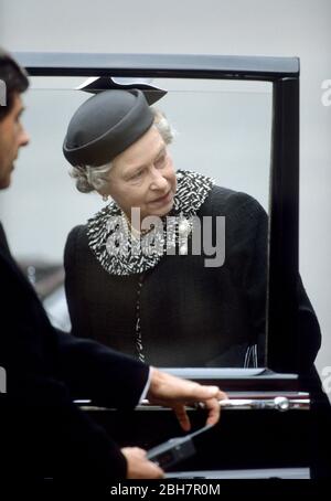 La Regina Elisabetta partecipa al memoriale di re Olav V di Norvegia all'Abbazia di Westminster, Londra, Inghilterra 1991. Foto Stock
