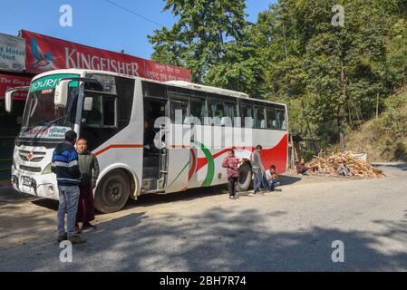 Siddhartha Highway, Nepal - 14 gennaio 2020: L'autobus si fermò in un ristorante sulla Siddhartha Highway in Nepal Foto Stock