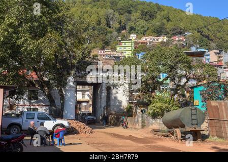 Tansen, Nepal - 14 gennaio 2020: Porta di piazza Durbar a Tansen in Nepal Foto Stock