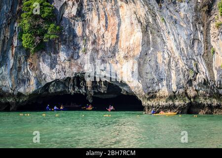 Ingresso ad una laguna all'interno dell'isola di Koh Hong nel Mare delle Andamane Foto Stock