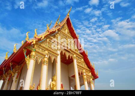 Foto di Wat Khao noi; bellissimo tempio con motivo dorato che decora con cielo blu come sfondo 20,2017 luglio Pranburi, Thailandia Foto Stock