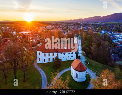 Chiesa di Santa Croce e Cappella Leonhardica all'alba, Calvario, Bad Toelz, Isarwinkel, colline alpine, fotografia di droni, alta Baviera, Germania Foto Stock