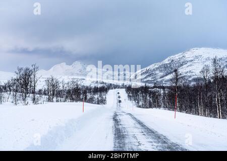 strada ghiacciata e coperta di neve durante una bizzarda nel highland Tundra della Norvegia settentrionale Foto Stock