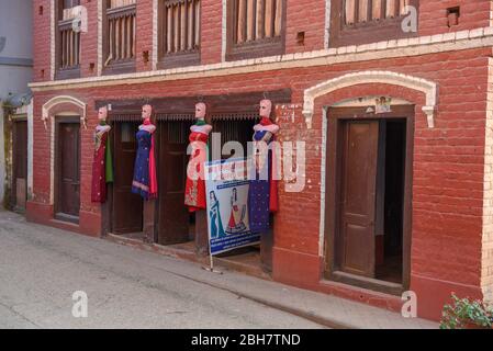 Tansen, Nepal - 14 gennaio 2020: Negozio di abbigliamento per donne anziane a Tansen in Nepal Foto Stock