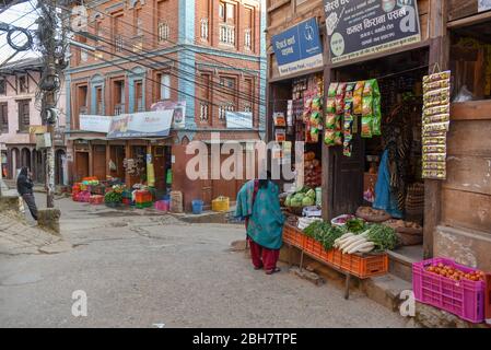 Tansen, Nepal - 14 gennaio 2020: Persone che camminano nel centro storico di Tansen in Nepal Foto Stock