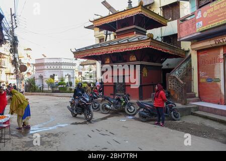 Tansen, Nepal - 14 gennaio 2020: Persone che camminano nel centro storico di Tansen in Nepal Foto Stock