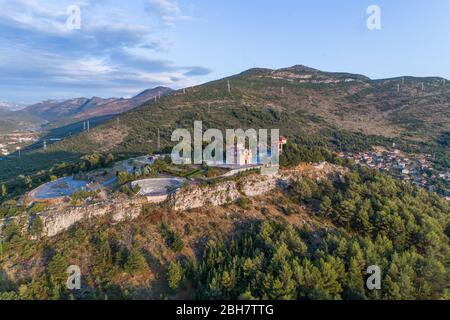 Veduta aerea del monastero Hercegovacka Gracanica a Trebinje. Bosnia ed Erzegovina. Foto Stock