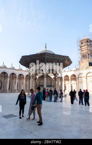 Cortile (sahn), Torre dell'Orologio e Fontana di Ablution della Moschea di Muhammad Ali, al Abageyah, El-Khalifa, il Governatorato del Cairo, Egitto. Foto Stock